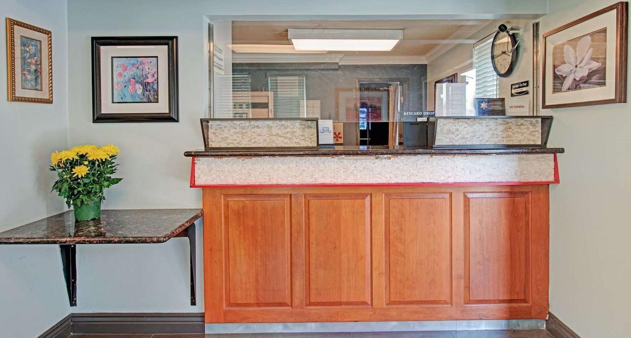 Super 8 By Wyndham Sacramento/Florin Rd Hotel Freeport Bagian luar foto